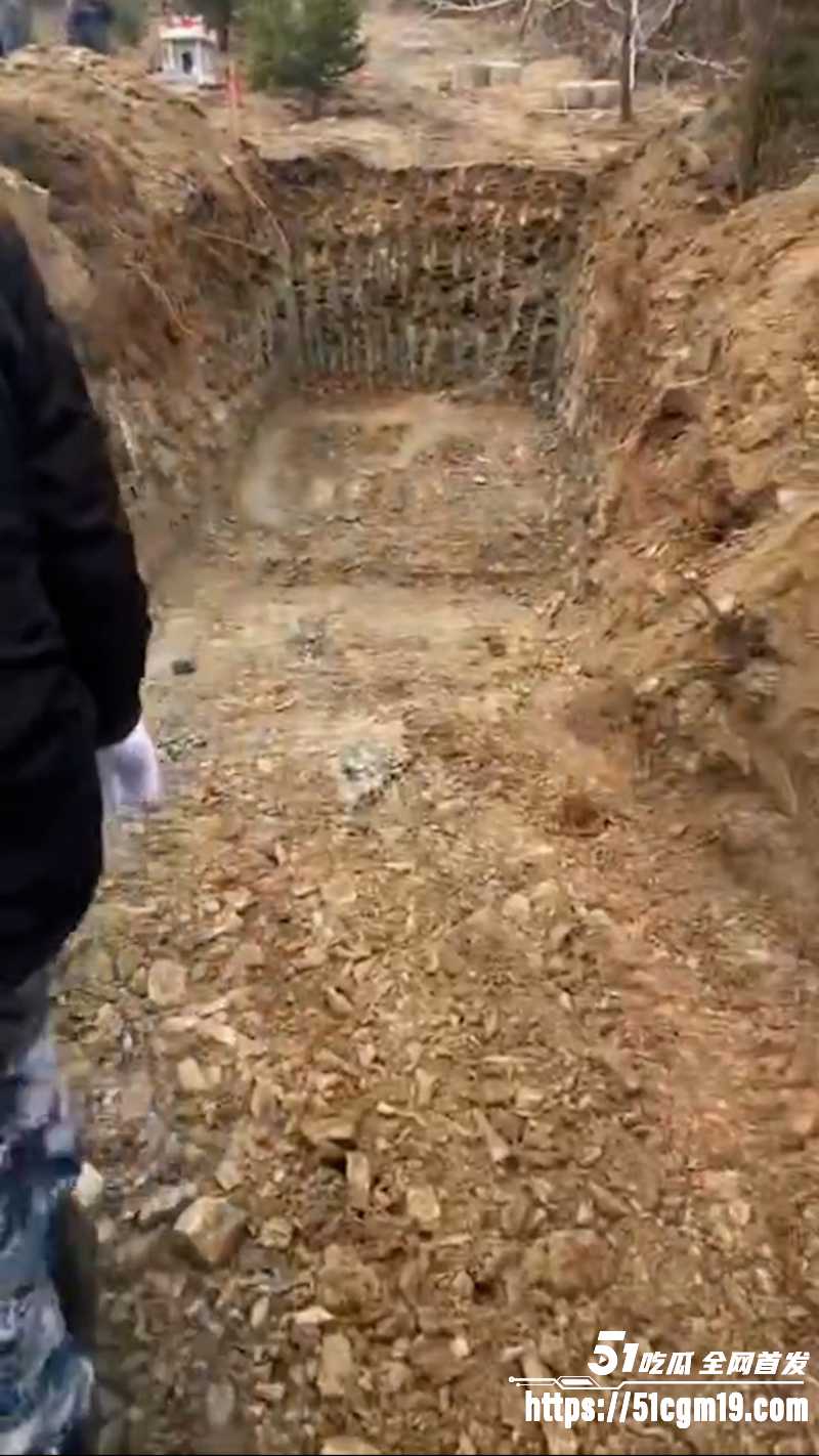 东北大哥 离世百万奔驰随葬入土5 东北大哥 离世百万奔驰随葬入土5