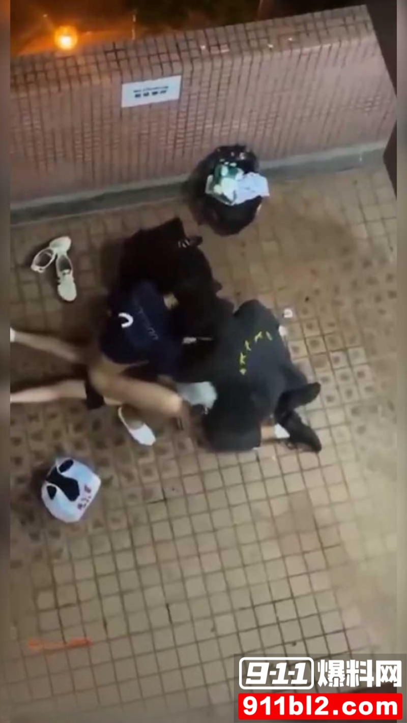 香港屋苑平台3P性爱派对被曝光 8 香港屋苑平台3P性爱派对被曝光 8