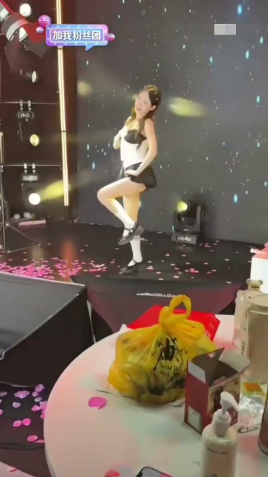 千万粉丝抖音网红蓝战非又被禁言直播女团后台拆穿美颜