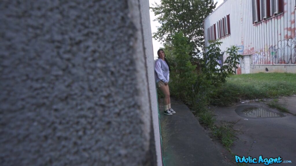 海外版真心话大冒险捷克街头搭讪大师路边偷偷自摸的妹子