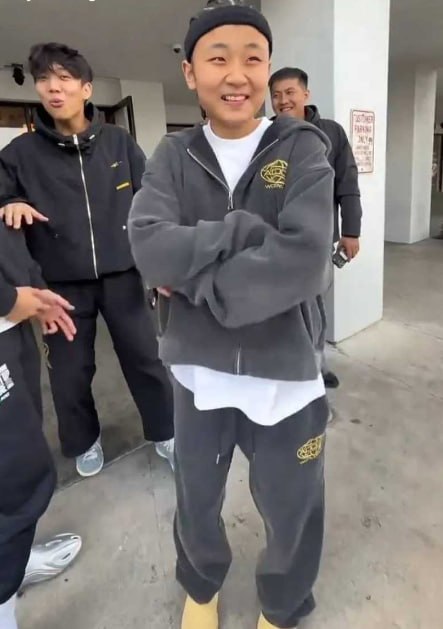 女篮未来之星张家裔滤镜破碎赴美留学期间偷盗教唆犯罪下跪道歉25秒视频曝光