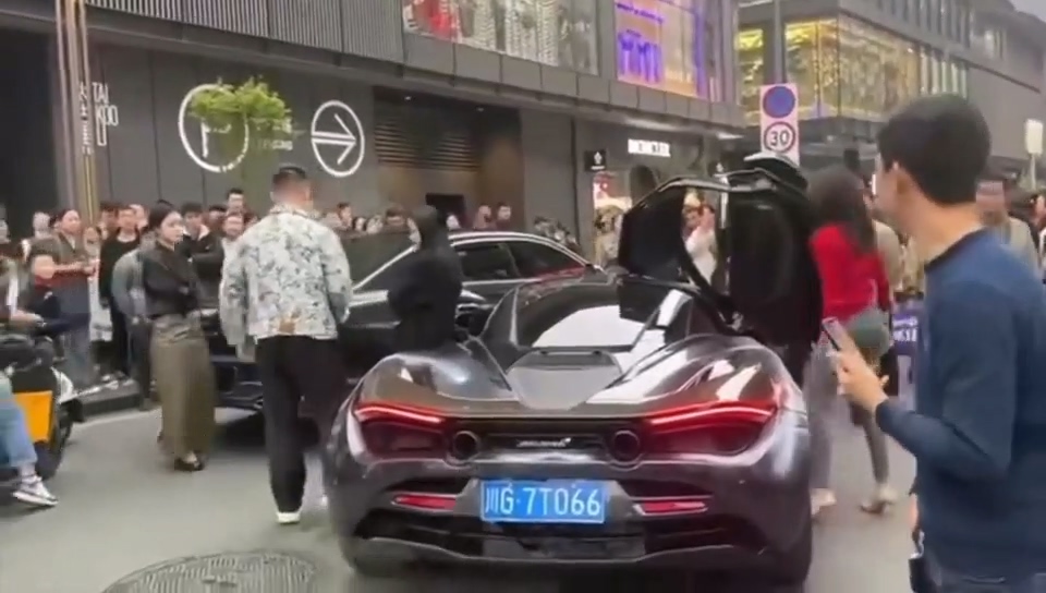 成都太古里修罗场迈凯伦富二代翻车三位女友路边开撕