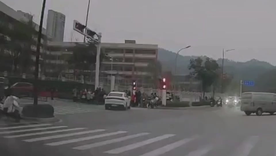 湖北十堰重庆路小学门口突发严重交通事故失控白色轿车冲撞人群