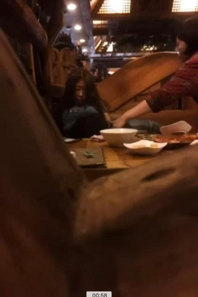 小情侣餐厅整活行不雅之事当众舔匈被店长正义出击