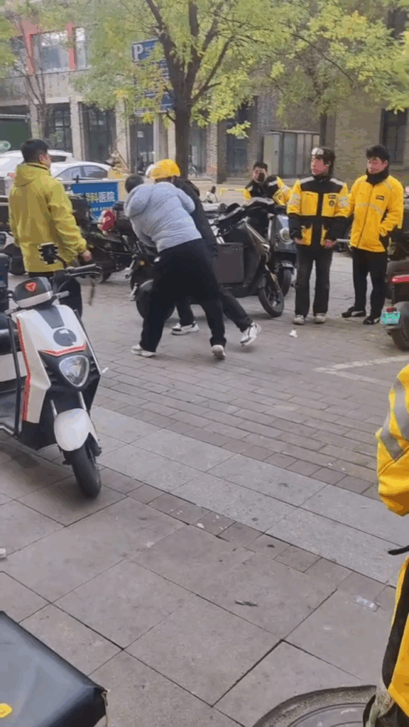 石家庄美团外卖站长克扣工资长期压榨外卖小哥被骑手捅伤