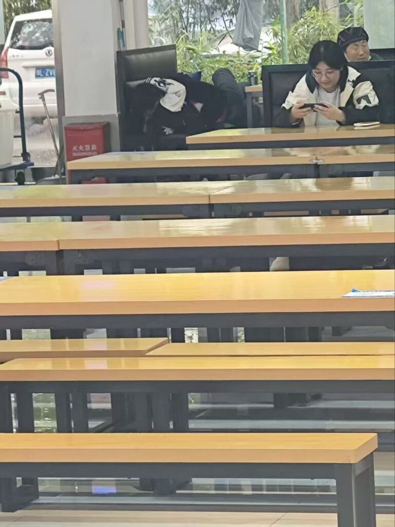 郑州经贸学院知心苑餐厅在校生情侣食堂上演活春宫