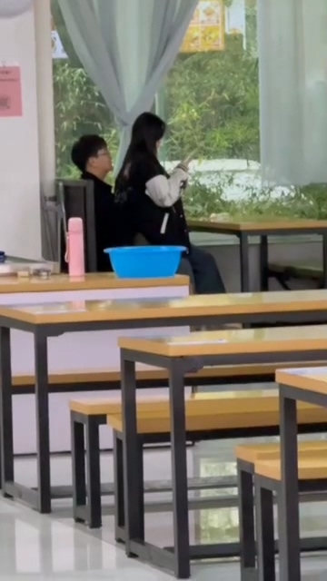 郑州经贸学院知心苑餐厅在校生情侣食堂上演活春宫