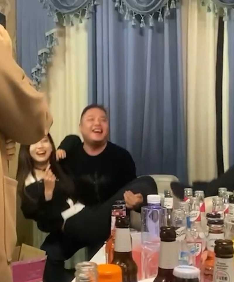 抖音万粉小网红莓猫饼清纯人设破灭线下私会金主被曝不雅视频