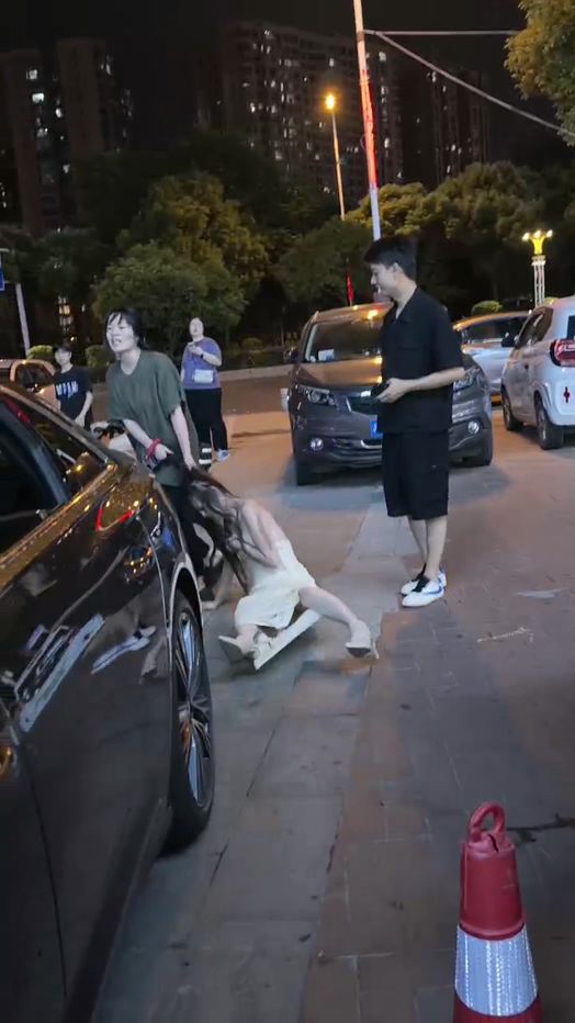 逆天伦理大瓜正妻当街抓歼羞辱小三跳河正妻上吊