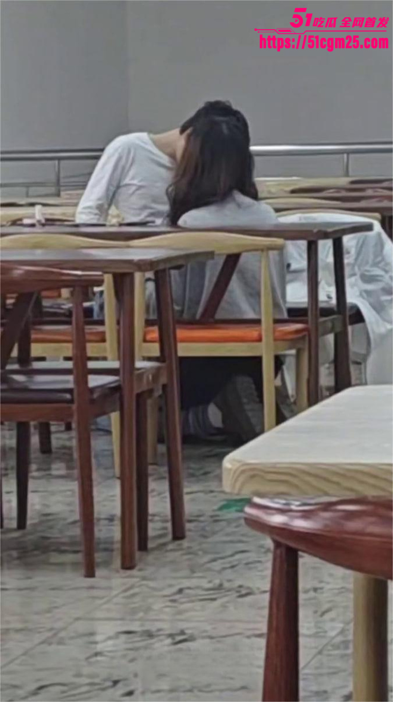 大学生情侣上演食堂激情 5 大学生情侣上演食堂激情 5