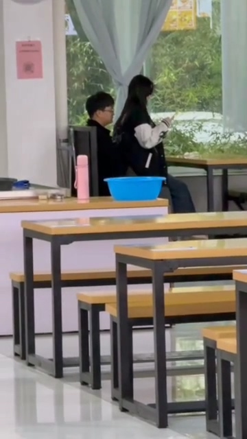 郑州经贸学院知心苑餐厅在校生情侣食堂上演活春宫
