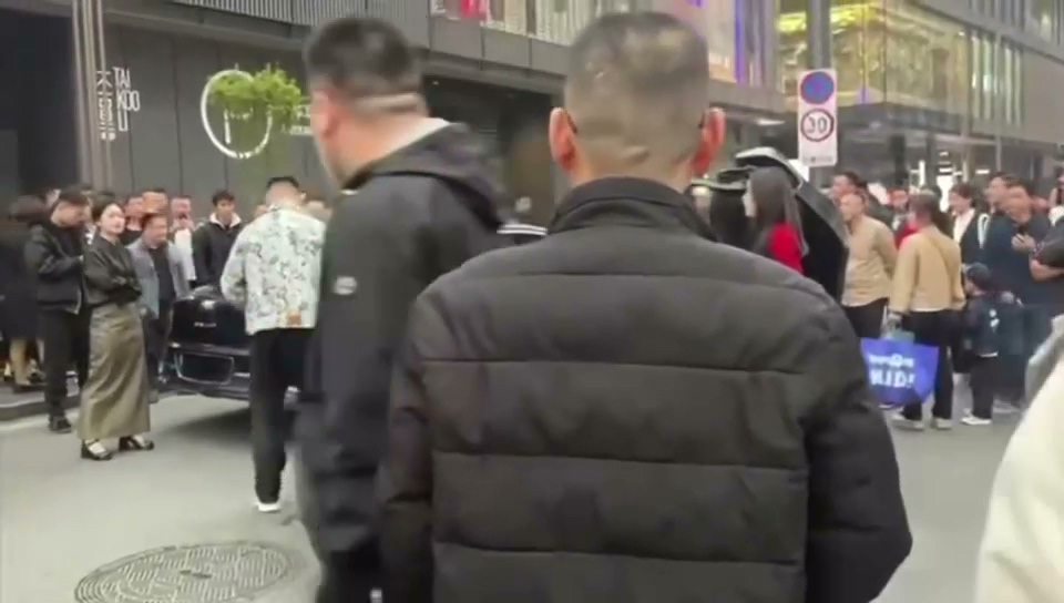 成都太古里修罗场迈凯伦富二代翻车三位女友路边开撕