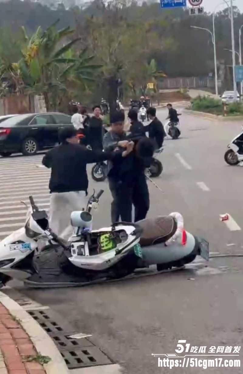 精神小伙打架现场 1 精神小伙打架现场 1