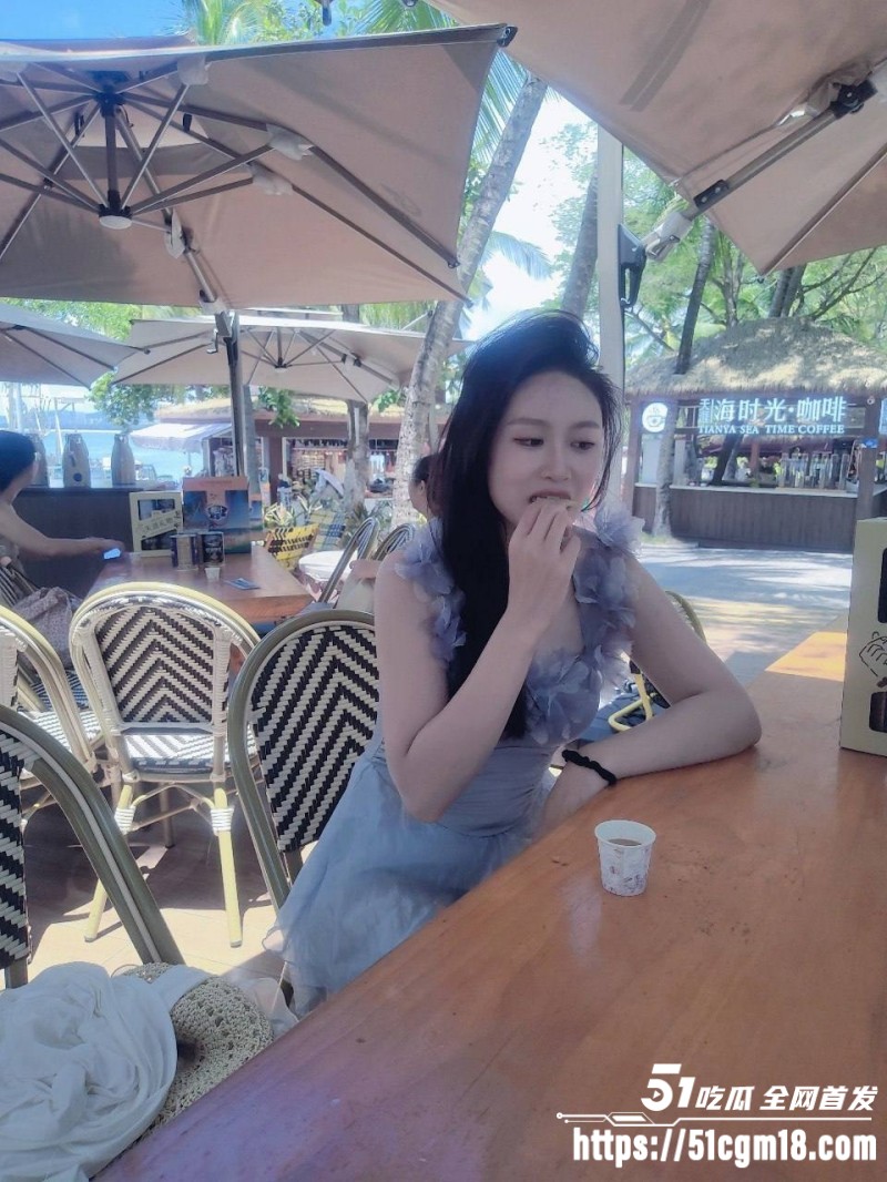 厦门巨乳人妻与老公居家性爱自拍 1 厦门巨乳人妻与老公居家性爱自拍 1