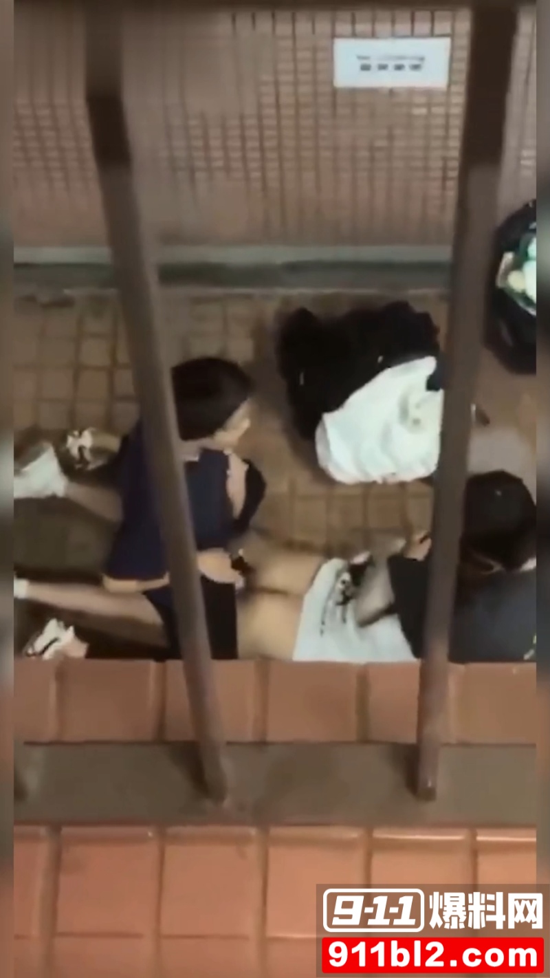 香港屋苑平台3P性爱派对被曝光 1 香港屋苑平台3P性爱派对被曝光 1