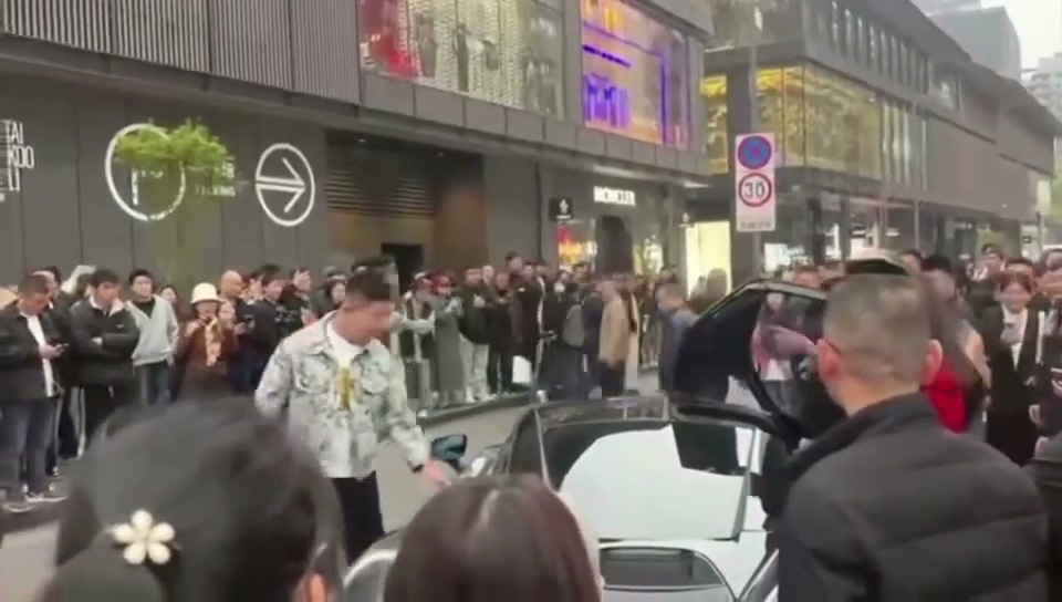 成都太古里修罗场迈凯伦富二代翻车三位女友路边开撕