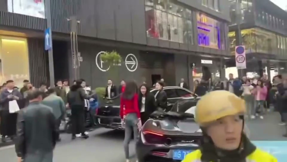 成都太古里修罗场迈凯伦富二代翻车三位女友路边开撕