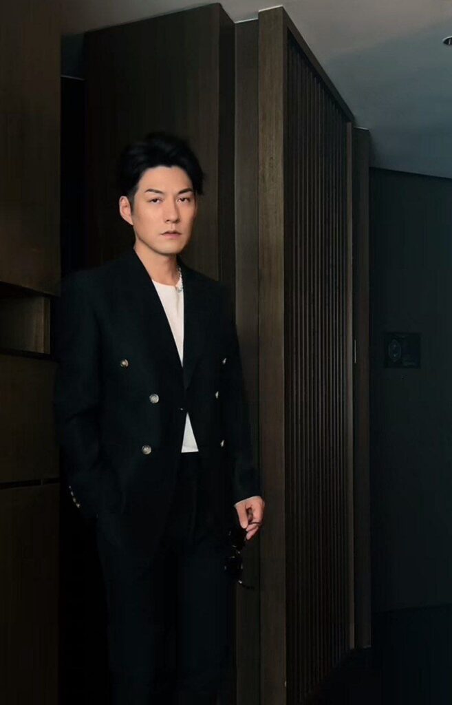 内娱好男人严屹宽人设崩溃发妻杜若溪曝光家暴出轨打孩子