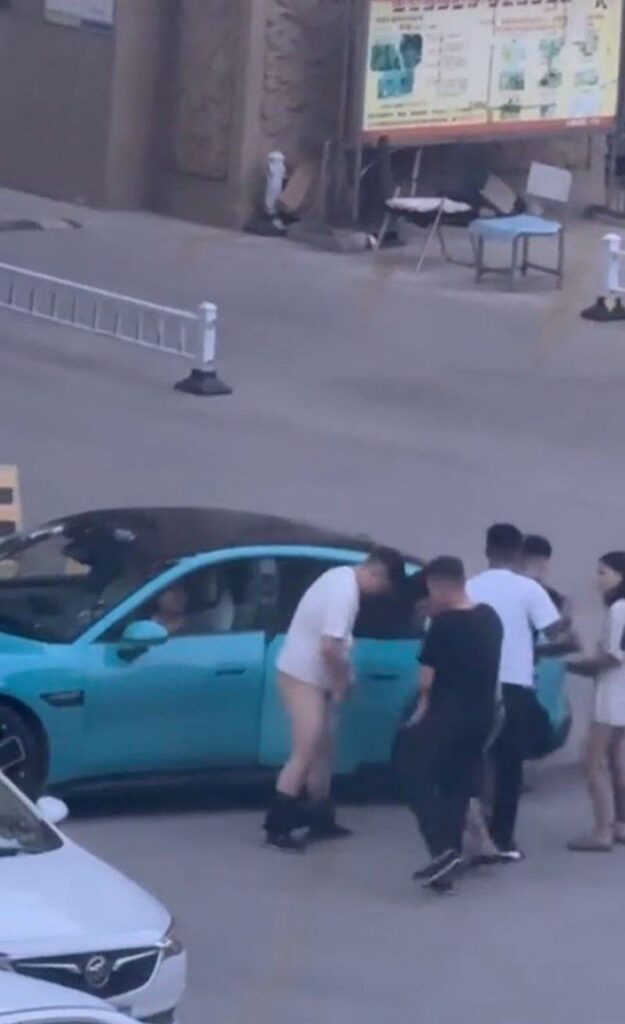 东营蓝色小米su7男同车头野战光天化日看傻眼gay圈太逆天了