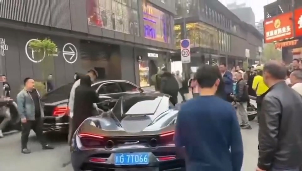 成都太古里修罗场迈凯伦富二代翻车三位女友路边开撕