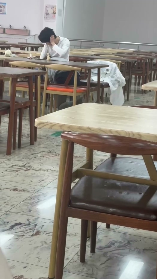 广东职高院校食堂吃鸡门大学生情侣餐厅上演成人戏码