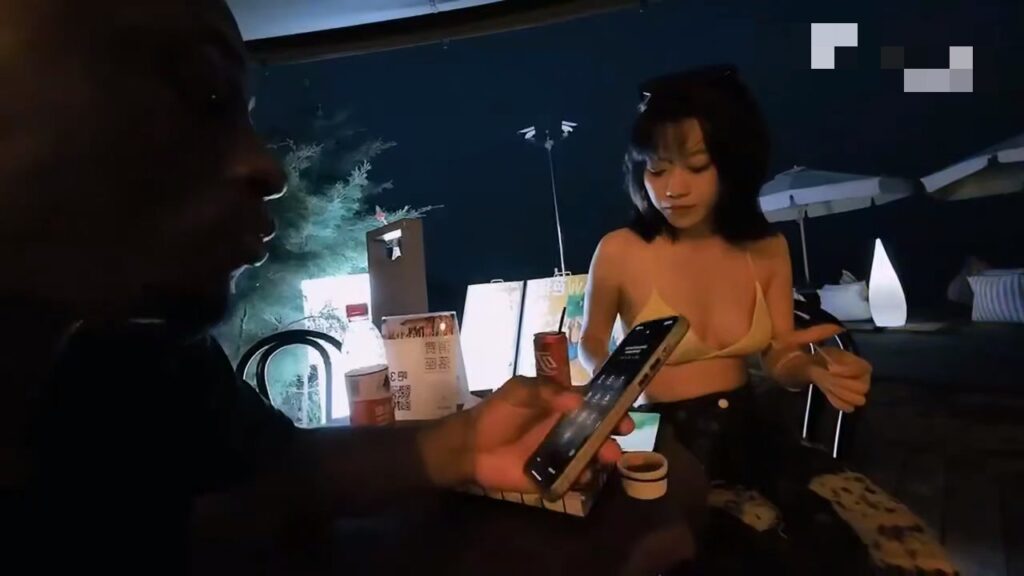 前有西安麻辣烫后有上海薯条妹请黑人留学生吃点心