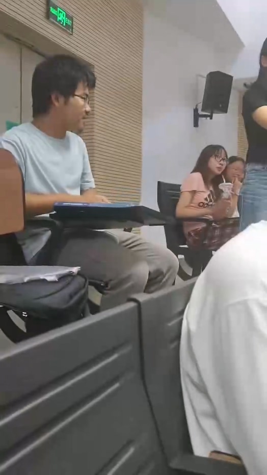 云南民族大学神人榜25级物联网哲学家许鑫大闹课堂完整版