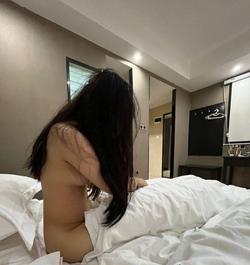 劳斯莱斯不如小牛电动车精神小伙再添泡妹神器得吃嫩妹