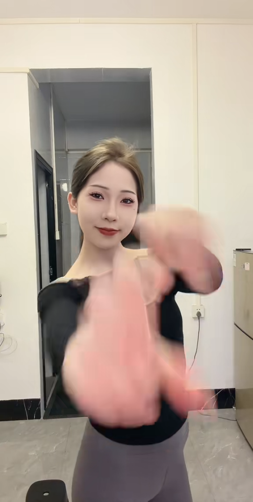 抖音精神小妹博出位高冷小美万重山直播极限露底