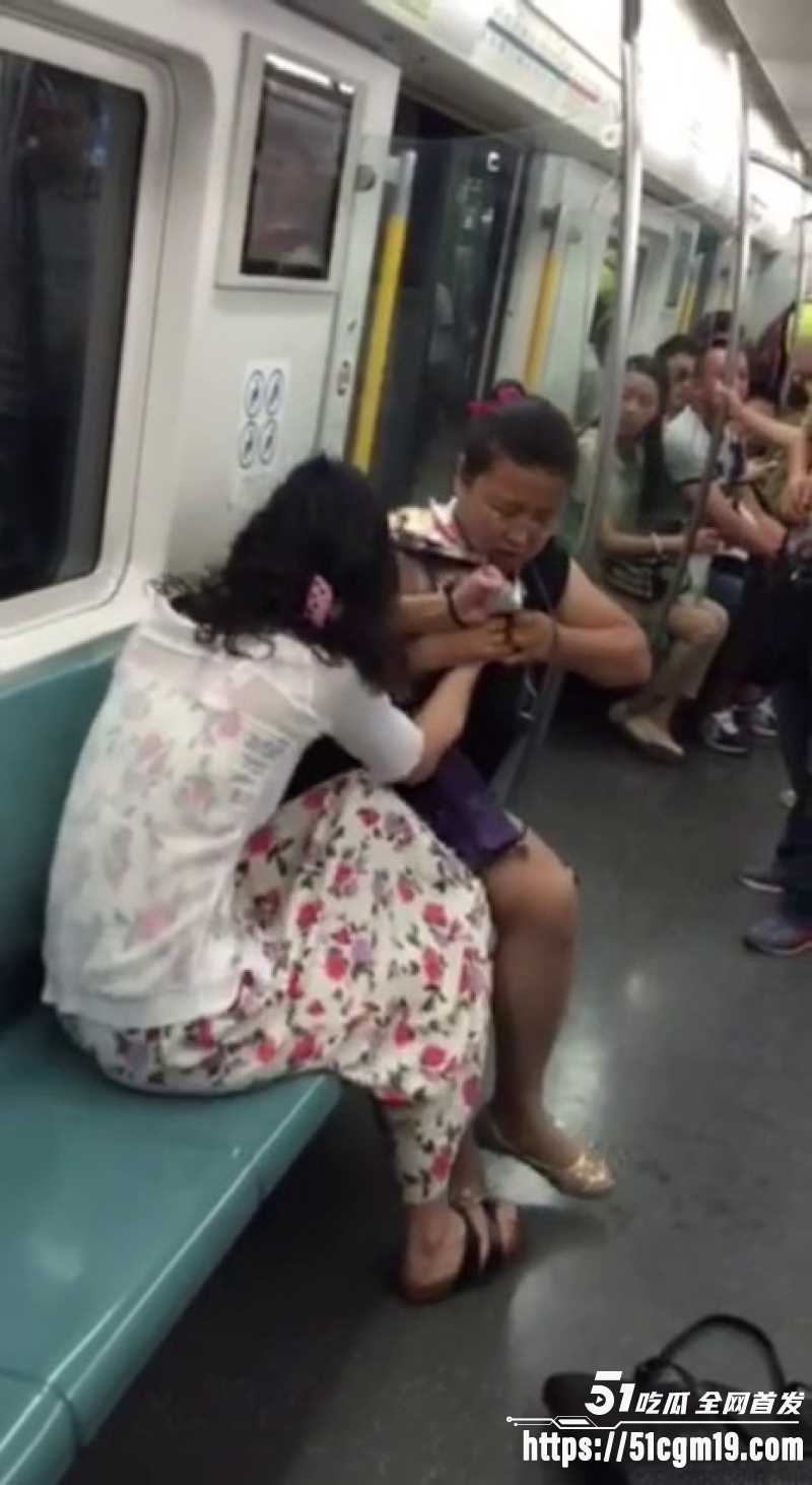 小仙女和大姨地铁互撕 1 小仙女和大姨地铁互撕 1