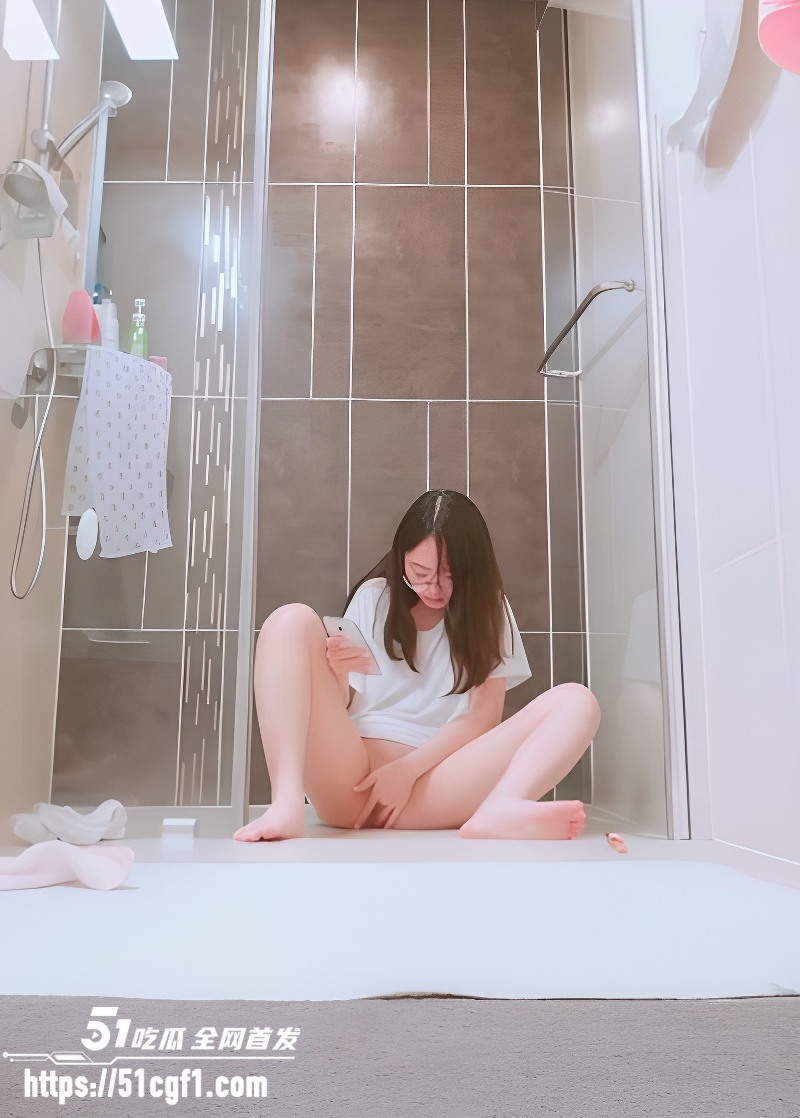 变态房东偷拍眼镜妹租客 1 变态房东偷拍眼镜妹租客 1