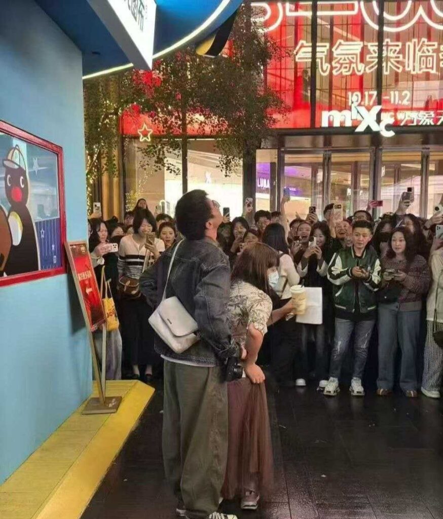 杭州湖滨银泰万圣节抽象男女cos红姐被当场带走