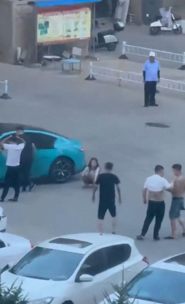 东营蓝色小米su7男同车头野战光天化日看傻眼gay圈太逆天了