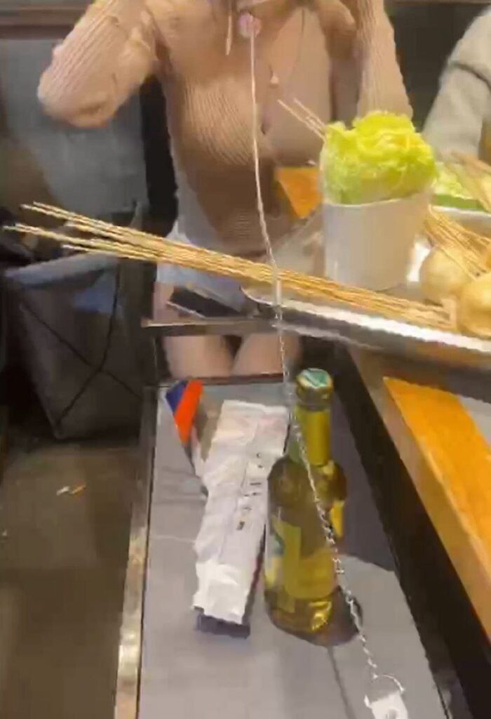主人的任务新年版网传两名身着清凉女子被拉着狗链出入餐厅