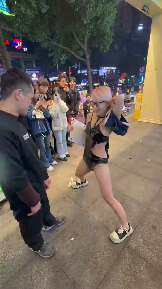 长沙解放西五一广场长沙火锅店金毛女当众吃鸡五分钟一镜到底完整版