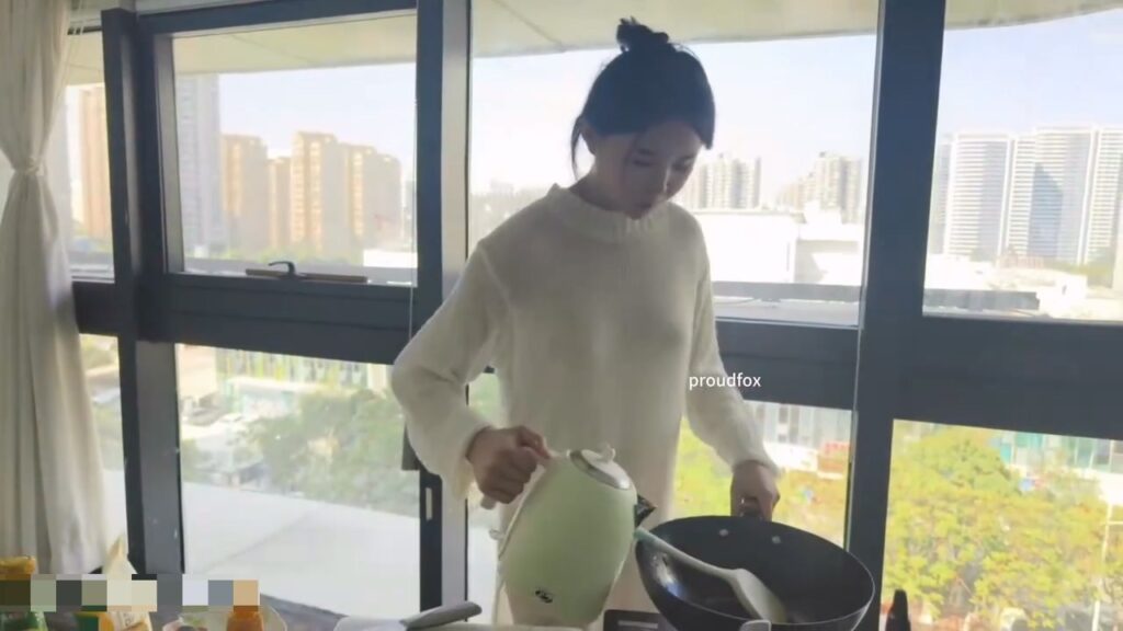 B站福利姬新赛道厨娘透明连衣裙真空教做菜