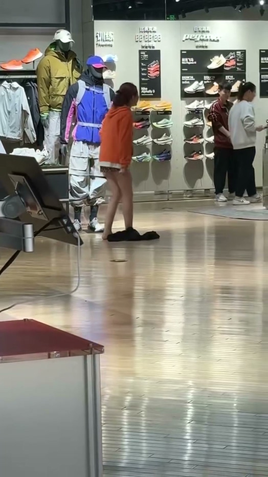 北京大兴荟聚耐克xxn套现失败现场脱衣撒泼