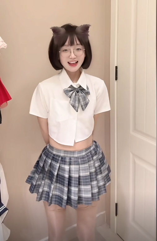 62万粉丝抖音擦边女网红王胜利极品反差眼镜娘私拍福利视频