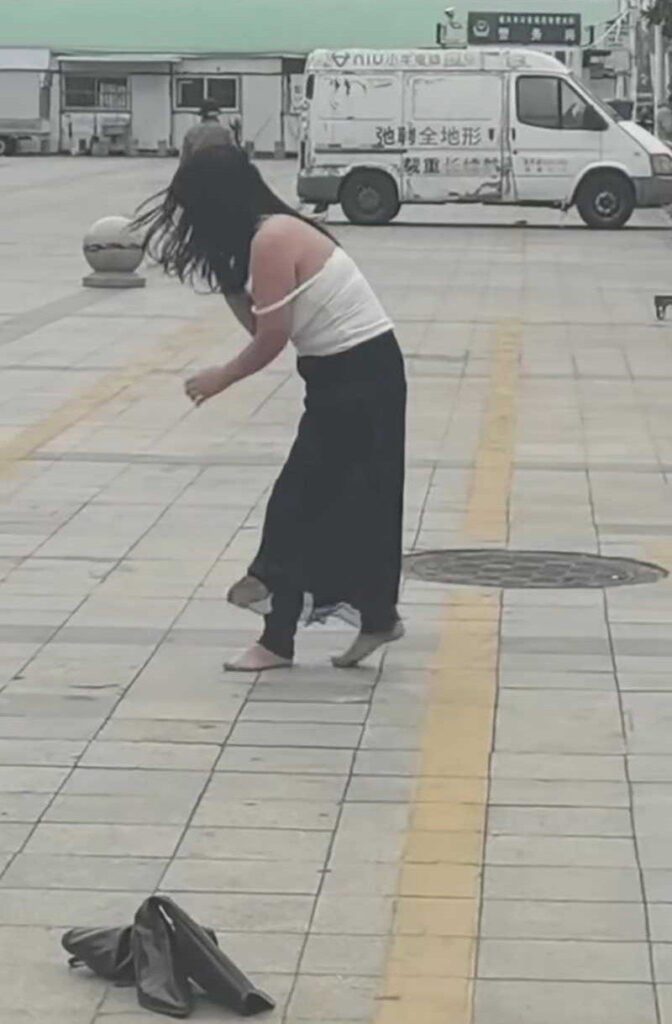 江苏泰兴大润发门前泰兴街头情绪崩溃失控撒泼打滚当众脱衣