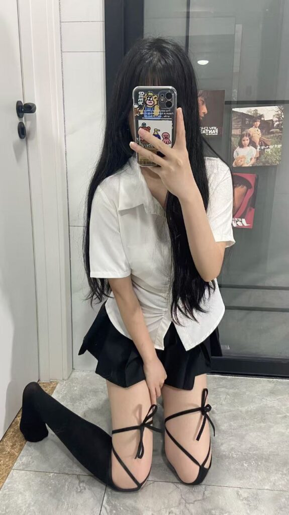 12万粉丝抖音纯欲网红爱吃猪脚饭清纯女神下海私拍小福利