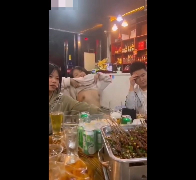 抖音热瓜贵州凯里精神小妹醉酒上头上演脱衣热舞