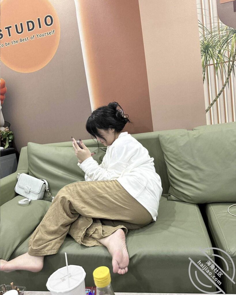 [长篇连载:我是扔气草莓]重组家庭的继女再次被我发现看影像自愉-来自海角社区的真实故事经历