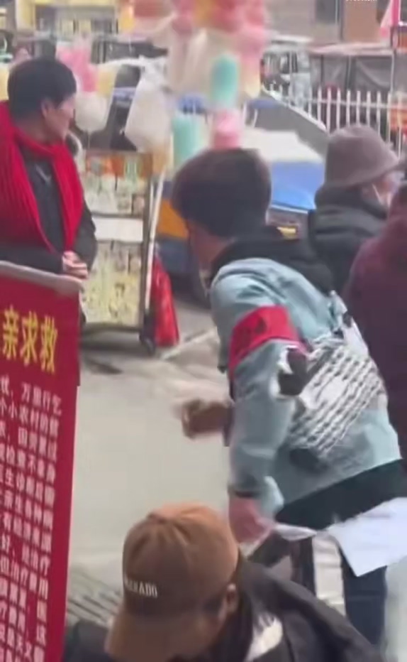 山东兰陵开元国际抗癌女孩跪地筹款却被精神小伙当众猥亵