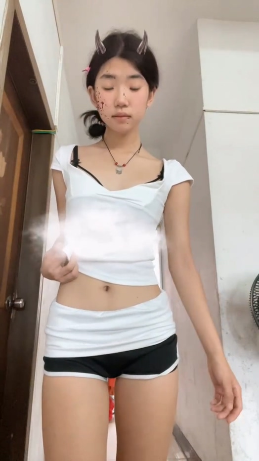 6玩粉丝快手清纯嫩妹林小桃人设崩溃线下私会金主视频流出