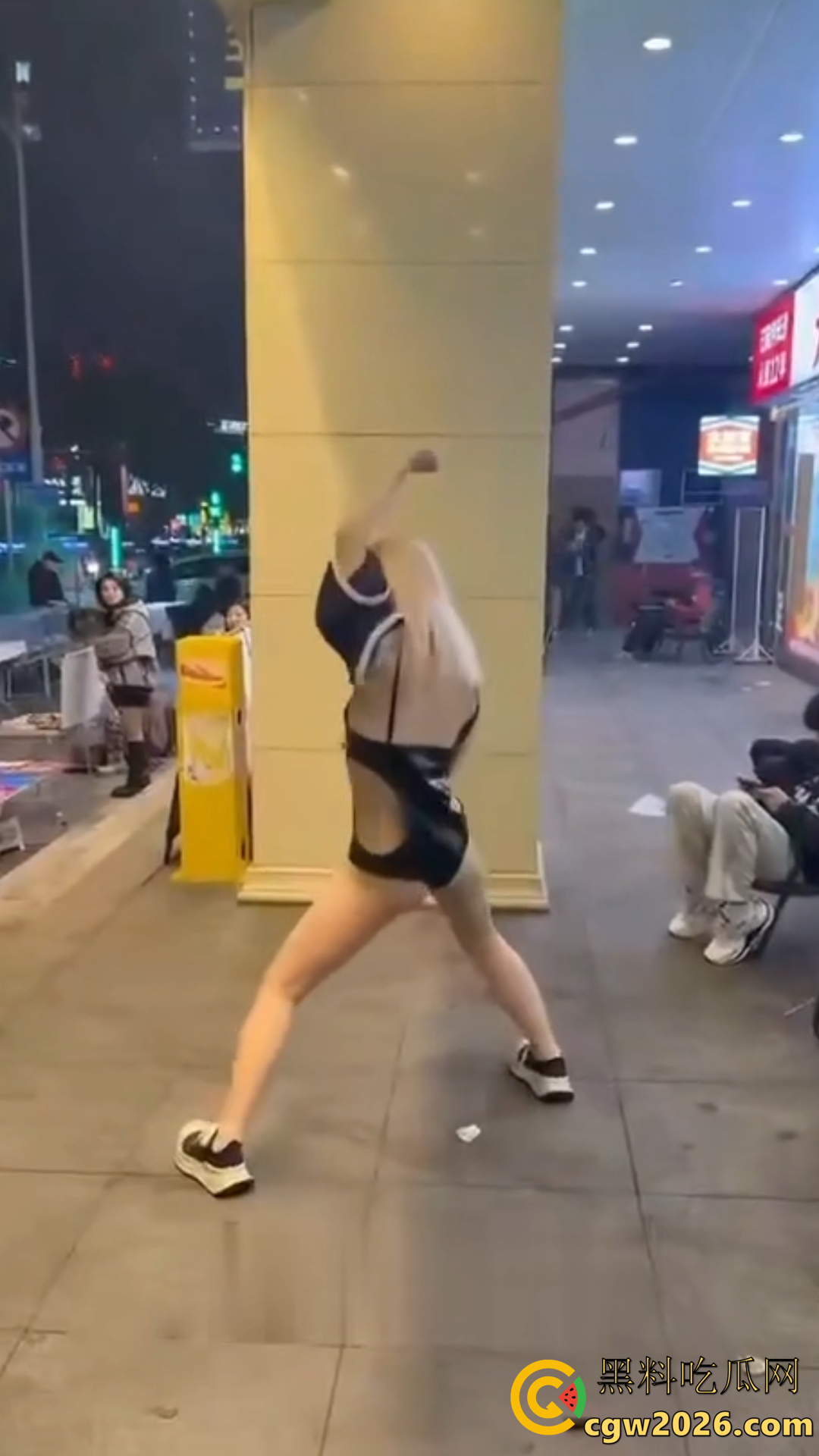 全网爆火长沙解放西街头当街吃鸡巴事件!是黄毛精神小妹还是男的TS伪娘?