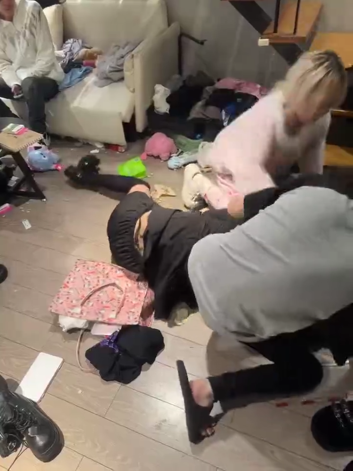 精神小妹被出轨上门抓歼又遭暴击小三还是个小偷