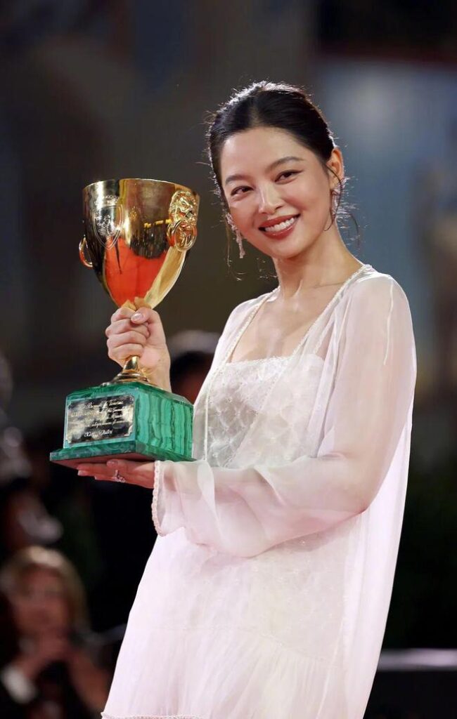 内娱撕B大战郝蕾暗讽辛芷蕾戛纳影后太水反被挖出露点片段