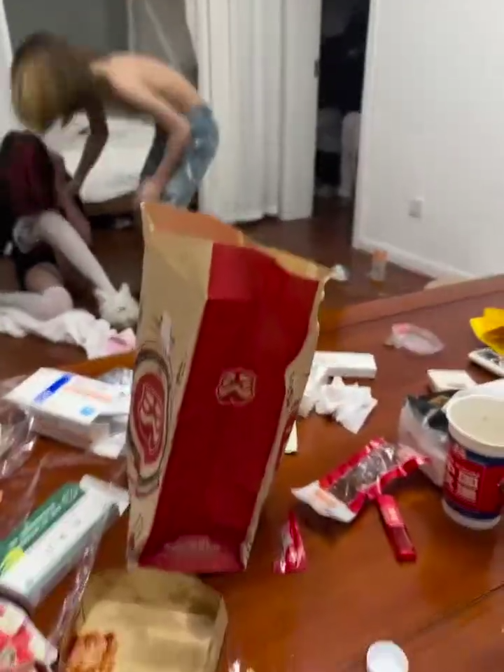 精神小妹被出轨上门抓歼又遭暴击小三还是个小偷