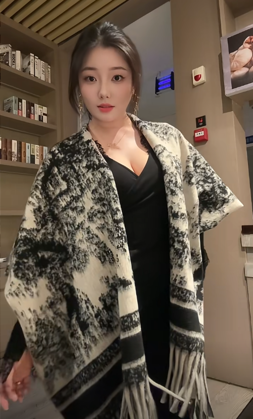 71万粉丝抖音擦边女网红香菜圆子微胖御姐天花板宠粉福利流出