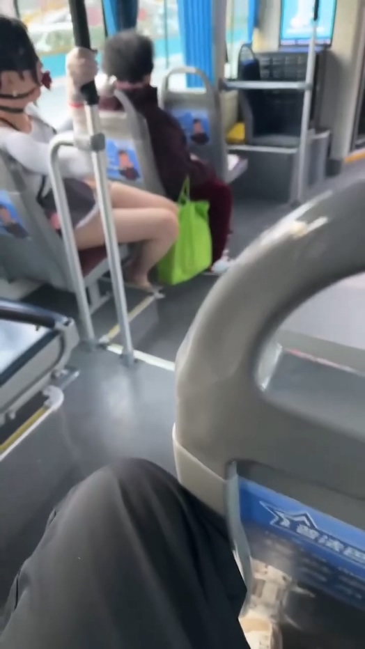公交车惊现口球女sm圈大佬训练女友玩的还是太大了